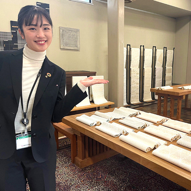 西陣織物を製造するお客さまの工場を見学。