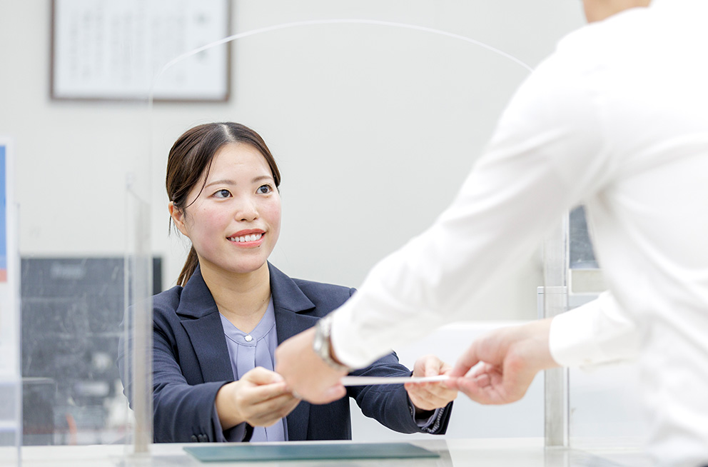 お客様サポートグループ（テラー） 亀田さん - 産業社会学部卒 2019年入社